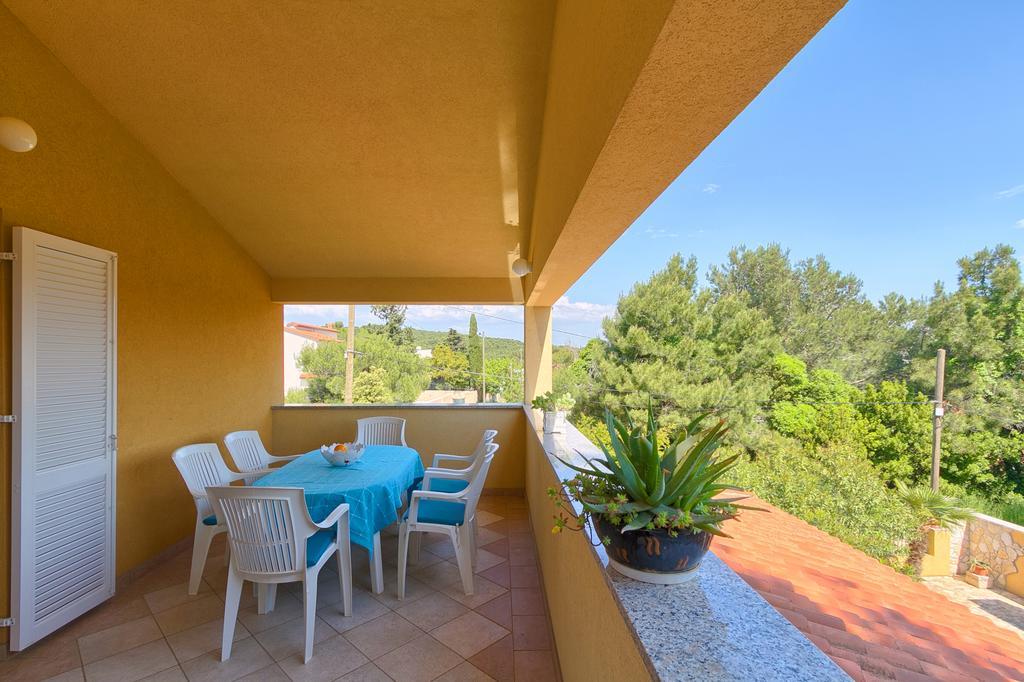 Franulovic Apartments Premantura Exterior photo