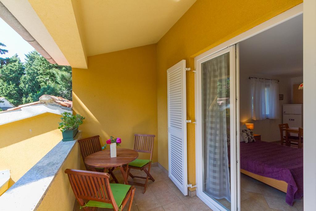 Franulovic Apartments Premantura Exterior photo