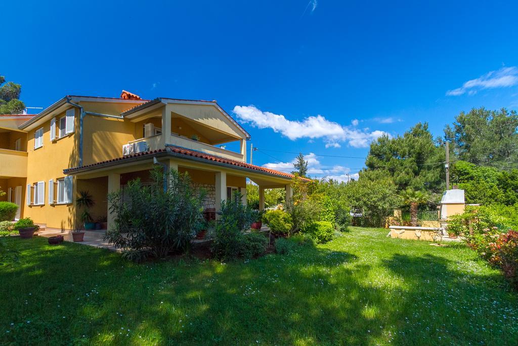 Franulovic Apartments Premantura Exterior photo