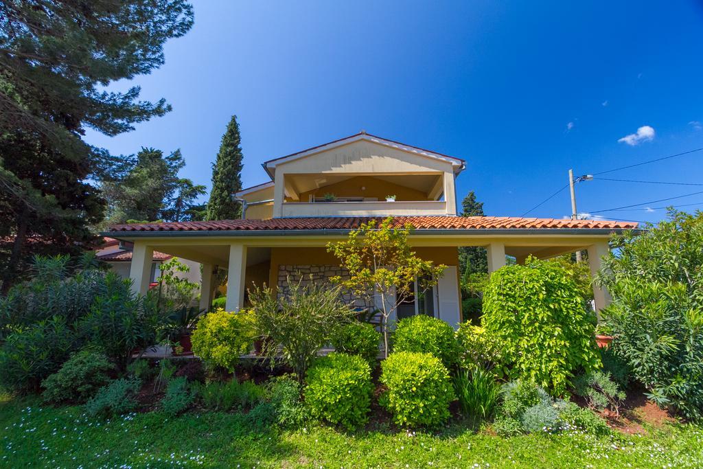 Franulovic Apartments Premantura Exterior photo
