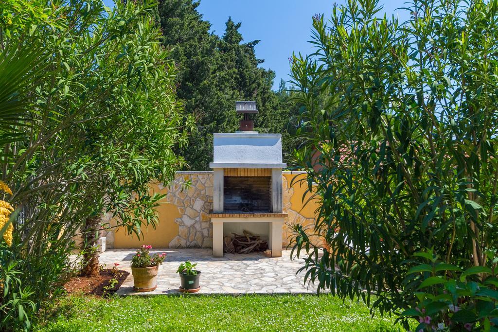 Franulovic Apartments Premantura Exterior photo