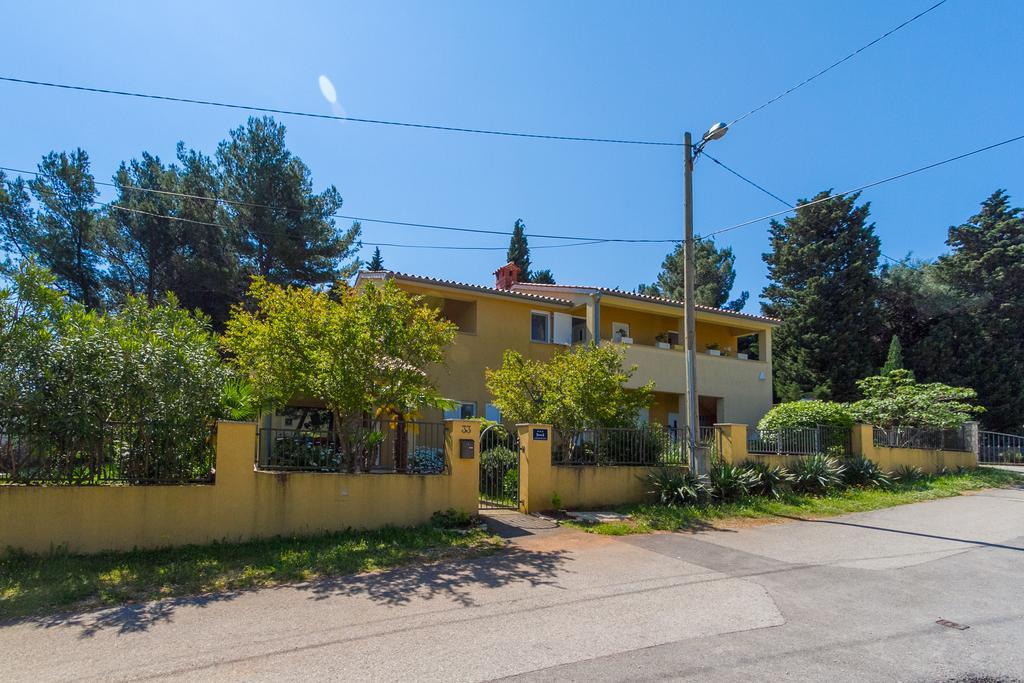 Franulovic Apartments Premantura Exterior photo
